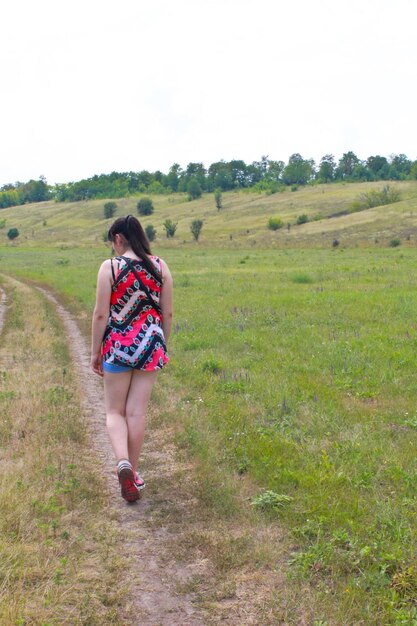 Niña alejándose por el camino rural