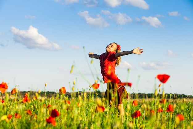 Niña, en, amapolas