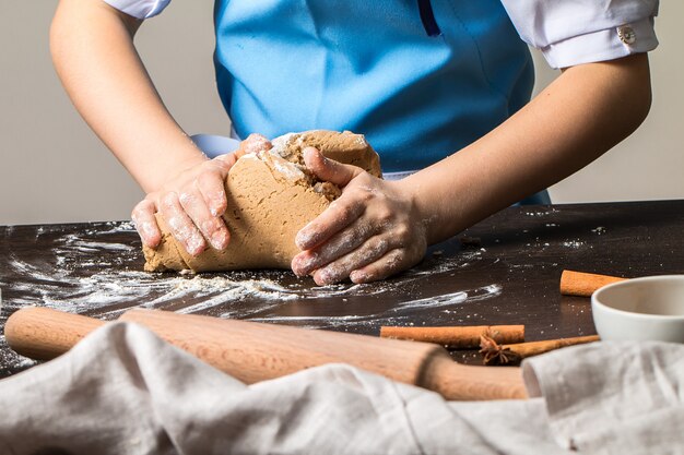 Niña amasando masa para galletas