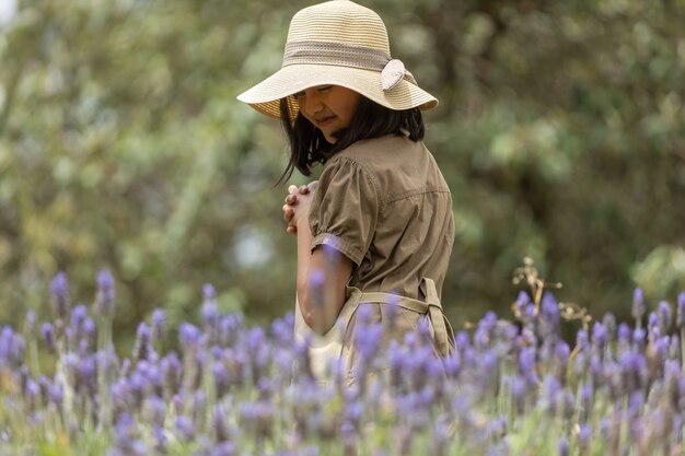 Niña, ambulante, en, campo lavanda