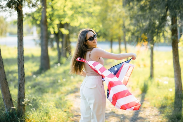 niña americana, feliz, mujer joven, con, estados unidos de américa, bandera