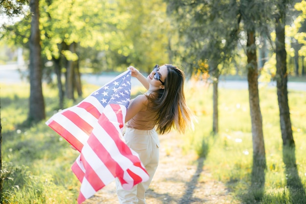 niña americana, feliz, mujer joven, con, estados unidos de américa, bandera