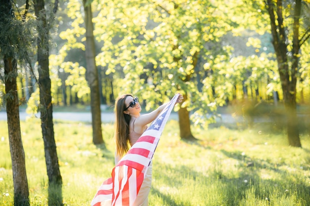 niña americana, feliz, mujer joven, con, estados unidos de américa, bandera