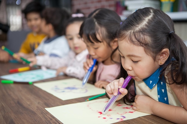 Niña con amigos en el aula