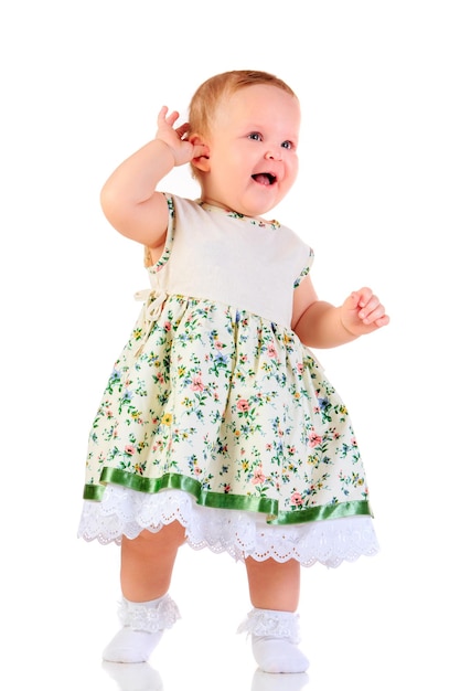 una niña de un año de edad sobre un fondo blanco