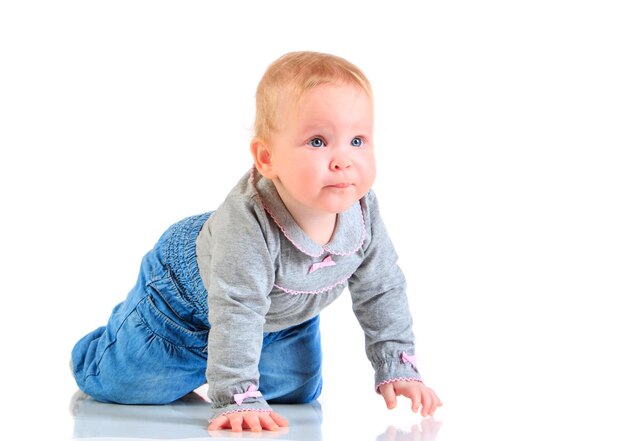 una niña de un año de edad sobre un fondo blanco