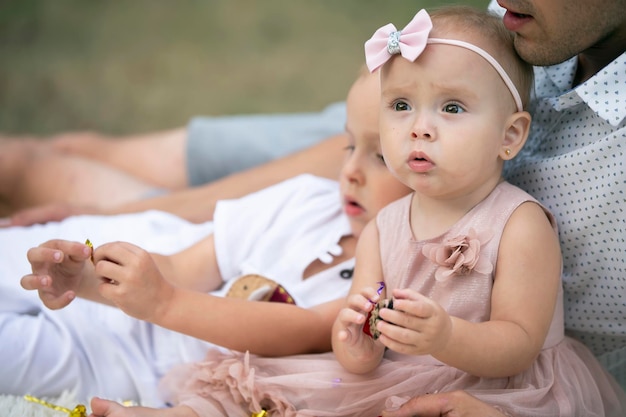 Niña de un año en el fondo de la familia.