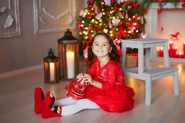 niña de un año en la noche de navidad abraza a su amada mascota