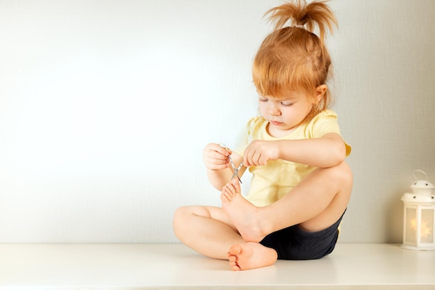 Foto niña años corta uñas tijeras