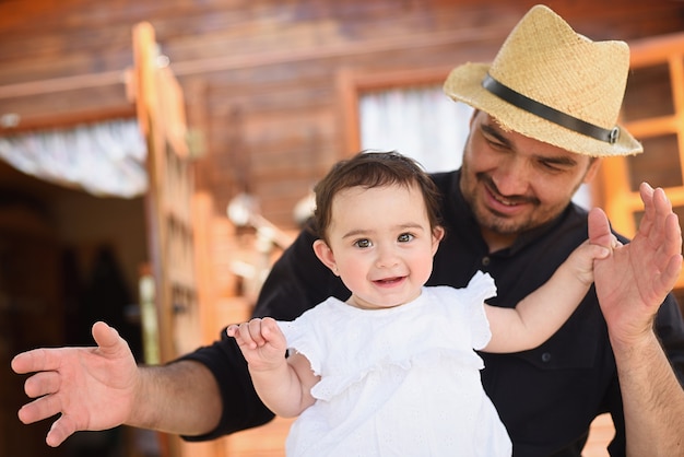 Niña aprendiendo a caminar con su padre