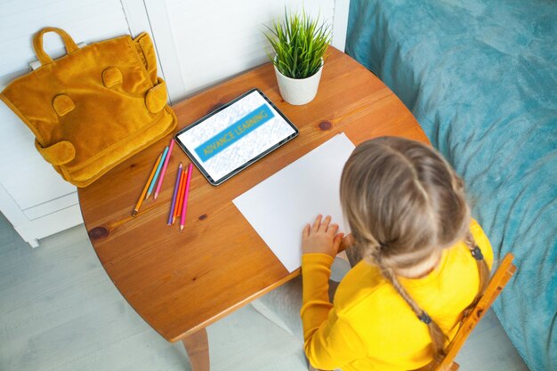 Foto niña aprendiendo en casa