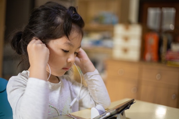 niña aprendiendo y estudiando videollamada en línea con el maestro