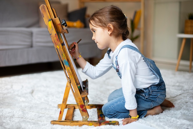 Niña aprendiendo a pintar