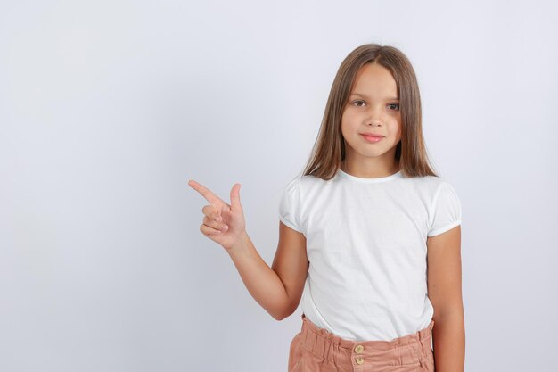 niña apuntando al espacio vacío