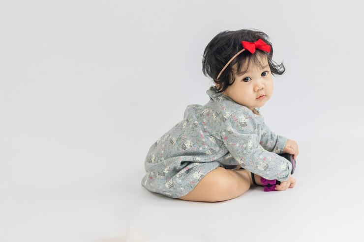 Una niña asiática de 10 meses sonrió feliz. Los niños sanos están felices.