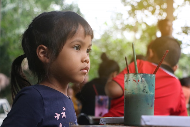 Niña asiática con afición a la pintura. Actividad de inspiración de vacaciones.