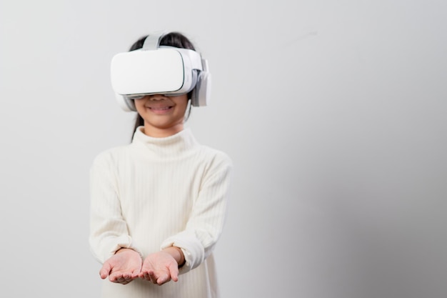 Niña asiática con auriculares de realidad virtual Tecnología de innovación y concepto de educación