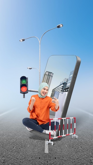 Niña asiática con una bufanda sentada con una maleta mientras usa un teléfono móvil en la calle con una vista de la ciudad en la pantalla del teléfono móvil