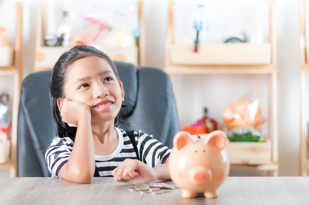 Niña asiática en buscar y soñar