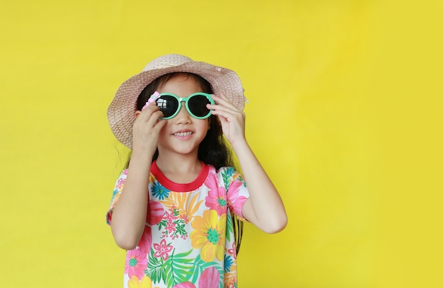 Foto niña asiática en camisa de verano