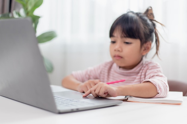 Niña asiática en casa haciendo la tarea