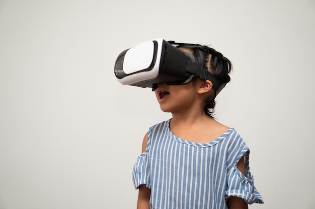 Niña asiática con casco de realidad virtual