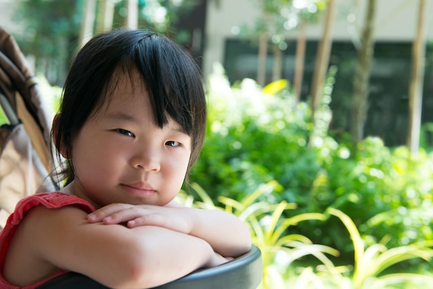 Foto niña asiática en cochecito