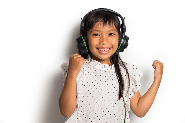 Niña asiática disfrutando de la música. bailar y moverse expresando verdaderas emociones positivas