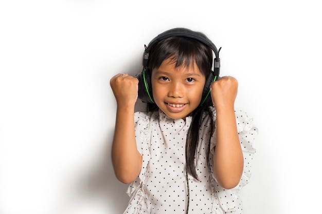 Niña asiática disfrutando de la música. bailar y moverse expresando verdaderas emociones positivas