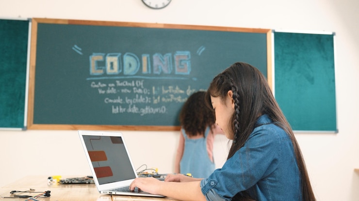 Foto niña asiática escribiendo instrucciones de ingeniería usando software de ia en la clase de pedagogía
