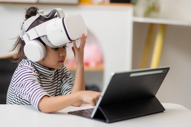 Niña asiática estudia en línea con realidad virtual VR