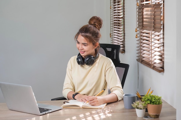 Niña asiática estudiante de aprendizaje en línea clase de estudio en línea llamada de video zoom maestra chica asiática feliz aprender inglés en línea con computadora portátil x9