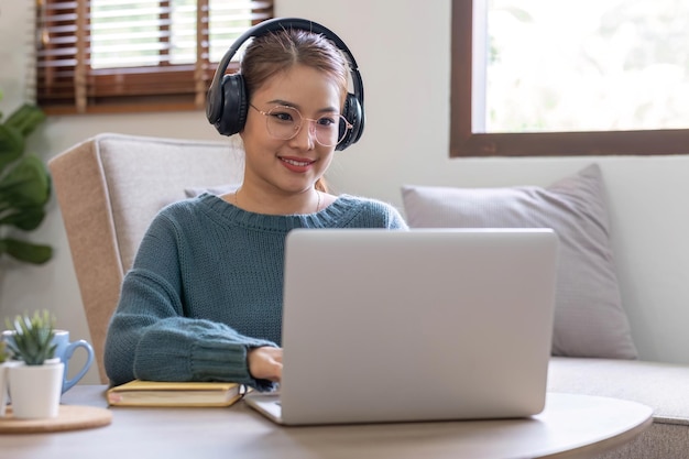 Niña asiática estudiante de aprendizaje en línea clase de estudio en línea video llamada zoom maestro feliz niña asiática aprender inglés en línea con computadora portátil