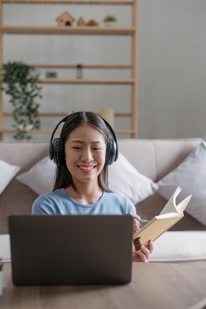 Niña asiática estudiante de aprendizaje en línea clase de estudio en línea video llamada zoom maestro feliz niña asiática aprender inglés en línea con computadora portátil
