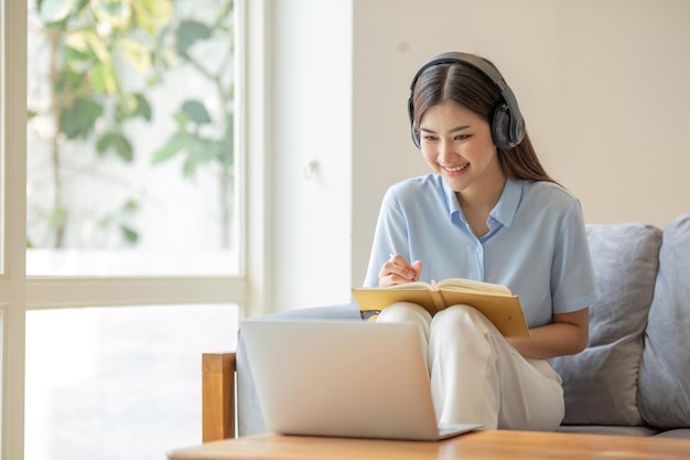Niña asiática estudiante de aprendizaje en línea clase de estudio en línea video llamada zoom maestro feliz niña asiática aprender inglés en línea con computadora portátil