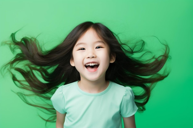 Una niña asiática con una expresión risueña.