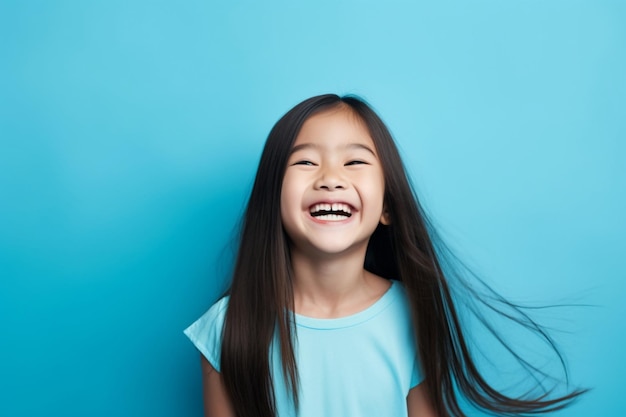 Una niña asiática con una expresión risueña.