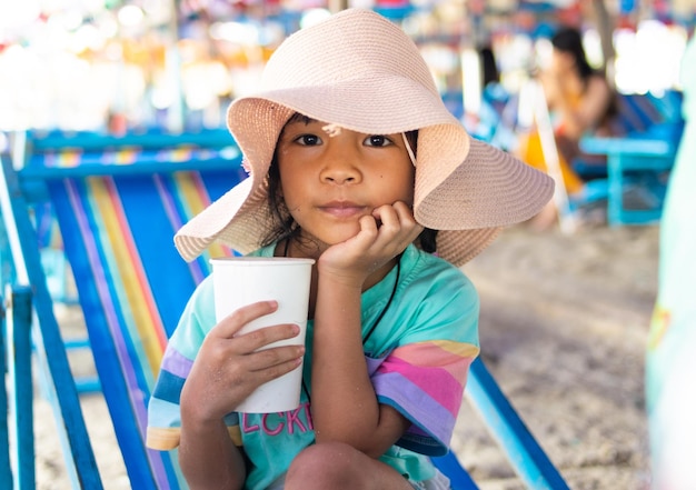 Niña asiática feliz en la playa