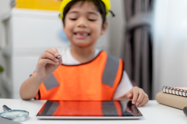 Niña asiática futuros ingenieros