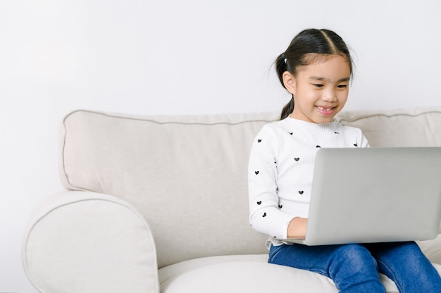 Niña asiática con laptop