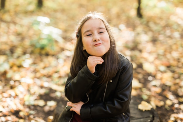 Niña asiática riendo y jugando en el otoño en la naturaleza caminar al aire libre