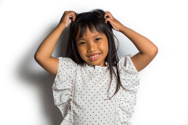 Niña asiática sobre un fondo blanco.