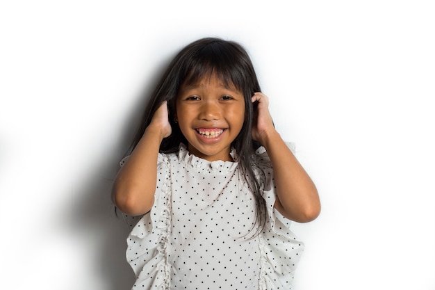 Niña asiática sobre un fondo blanco.