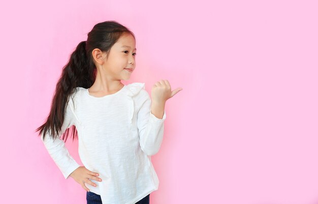 Niña asiática sobre fondo rosa