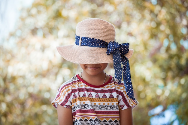 Foto niña asiática con sombrero de paja