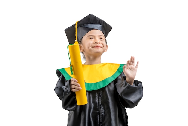 Niña asiática en sombrero y toga de graduación con certificado