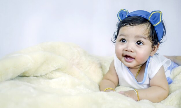 Niña asiática sonriente