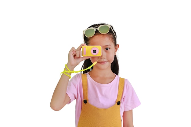 Niña asiática tomando fotos con cámara fotográfica aislada de fondo blanco