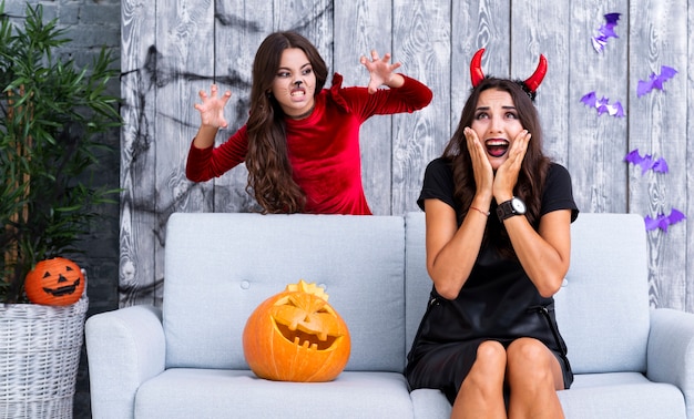 Niña asusta madre para halloween