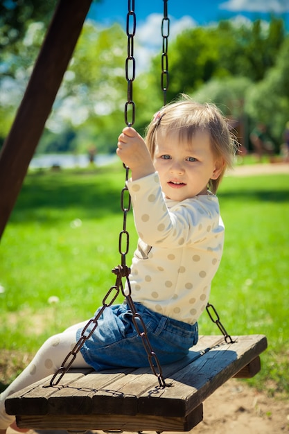 Niña asustada de balancearse